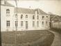 Photo Colonie scolaire de la commune de Molenbeek-Saint-Jean 'Ecole / School Auguste Smets' à Itterbeek, photogr. anon., s.d.<br>