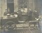 Photo Marchand ambulant de kip-kap et sa charrette tirée par un chien, Quai de Mariemont (Molenbeek-Saint-Jean), s.d.<br>