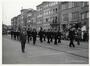 Photo Défilé des écoles à l'Avenue Brigade Piron, le corps des policiers communaux (Molenbeek-Saint-Jean), photogr. Studio Verhassel, s.d. [années 1950-1960].<br>