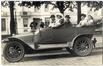 Carte photo Une famille bourgeoise en voiture, à hauteur du Boulevard Léopold II, 234 (Brasserie de la Cloche, Koekelberg), photogr. anon., vers 1913-1914.<br>