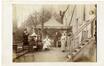 Carte photo Promeneurs sur la terrasse de la laiterie du château-ferme du Karreveld  (Molenbeek-Saint-Jean), photogr. anon., s.d. [vers 1910].<br>