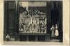 Carte photo publicitaire Maison L. Ménard, Au Fil d'Or, Mercerie-Bonneterie, fournitures de mode, Chaussée de Gand, 19 (Molenbeek-Saint-Jean), photogr. anon., 1911.<br>