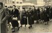 Carte photo Cortège funéraire dans les rues de Molenbeek-Saint-Jean, photogr. anon. s.d. [annés 1940-1950 ?].<br>