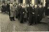 Fotokaart Begrafenisstoet in de straten van Sint-Jans-Molenbeek, anon. fotogr., s.d. [1940-1950?]<br>