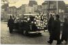 Fotokaart Begrafenisstoet en lijkwagen met bloemen in de straten van Sint-Jans-Molenbeek, anon. fotogr. z.d. [1940-1950?].<br>