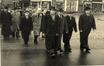 Carte photo Cortège funéraire dans les rues de Molenbeek-Saint-Jean, photogr. anon. s.d. [annés 1940-1950 ?].<br>