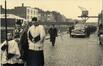 Fotokaart Begrafenisstoet voorafgegaan door een priester, aan de Nijverheidskaai (Sint-Jans-Molenbeek), anon. fotogr., z.d. [1940-1950?].<br>