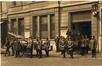 Carte-vue Sapeurs-pompiers de Molenbeek-Saint-Jean, matériel devant l'arsenal de la 4e Division, Rue de Ribaucourt, éd. Ern. Thill - Nels (Bruxelles), s.d.