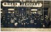 Carte photo Accordéonistes devant le café Bières Breuvart tenu par Paul Vandeputte, Rue de la Colonne, 1 (Molenbeek-Saint-Jean), photogr. anon., s.d.<br>