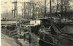 Carte-vue Canal de Willebroeck entre Bruxelles et Molenbeek-Saint-Jean, chalands amarrés et débardeur au travail, s.éd., 1913.