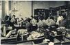Carte-vue Un atelier de ganterie à Grenoble (couture, pose de boutons, lissage),  éd. E.R., 1908.<br>