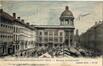Carte-vue colorisée Place Communale avec marché, Maison Communale et église Saint-Jean-Baptiste (Molenbeek-Saint-Jean), éd. L. Lagaert (Bruxelles), s.d. [1906 ?].<br>