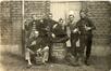 Fotokaart Jonge Belgische soldaten en vrienden in feeststemming, verzonden naar Sint-Jan-Molenbeek, fotogr. onbekend, s.d. [vóór 1914].<br>