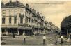 Prentkaart Hoek Leopold II-laan - Piersstraat, met, op nr. 76, Café Léopoldville, uitgebaat door Hector Gobert-Renson, uitgever onbekend, s.d. [rond 1910].
