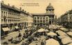 Carte-vue Place Communale avec marché, colonne Morris et Maison communale (Molenbeek-Saint-Jean), s.éd., 1905.<br>