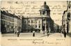 Prentkaart Gemeenteplein, Morriszuil / krantenkiosk en Gemeentehuis (Sint-Jans-Molenbeek), z.uitg., 1905.<br>