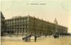 Carte-vue colorisée L'entrepôt de Tour & Taxis, charrette à bras et voiture tirée par cheval (Bruxelles), éd. Grand Bazar Anspach (Bruxelles), s.d. [vers 1910].<br>