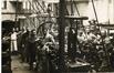 Fotokaart Arbeiders van een machinefabriek in Sint-Jans-Molenbeek, fotogr. onbekend, s.d. [rond 1910-1920].<br>