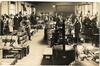 Carte photo Ouvriers dans une fabrique de casseroles à Molenbeek-Saint-Jean, photogr. anon., s.d. [début 20e siècle].<br>