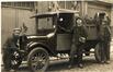 Carte photo Livreurs de charbon au travail et leur camion, photogr. anon., s.d. [années 1930 ?].