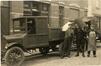 Fotokaart IJs- en brandhoutbezorgers en hun vrachtwagen, firma Fr. De Keuleneer, Balsamijnstraat 2 (Brussel), “Café moderne”, fotogr. onbekend, s.d. [rond 1928].<br>