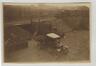 Carte photo Ouvriers ensachant du charbon (près de la Gare de l'Ouest, Molenbeek-Saint-Jean ?), photogr. anon., s.d. [années 1920-1930 ?].<br>