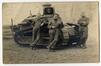 Fotokaart Belgische soldaten en hun rupsbandtank, foto anon., s.d. [jaren 1920?].<br>