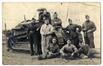 Carte photo Soldats belges et leur tank à chenilles, photogr. anon., s.d. [années 1920 ?].<br>