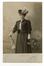 Carte photo Portrait Femme avec chapeau fleuri, parapluie et sac à main, photogr. anon., 1907.<br>