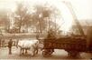 Carte photo Voiture de livraison du commerce de charbons Devis (Molenbeek-Saint-Jean), photogr. anon., s.d. [vers 1916].<br>