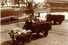 Carte photo Voitures de livraison du commerce de charbons Devis (Molenbeek-Saint-Jean), photogr. anon., s.d. [vers 1916].<br>