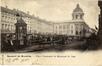 Carte-vue Place Communale de Molenbeek-Saint-Jean avec étals de marché et colonne Morris / kiosque à journaux, éd. Vanderauwera & Cie (Bruxelles), 1901.<br>