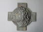 Décoration funéraire en provenance du cimetière communal de Molenbeek-Saint-Jean : croix avec effigie du Christ à la couronne d'épines, bronze, s.d.<br>