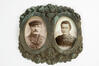 Double médaillon avec photos portraits d’un couple (décor funéraire), bronze et porcelaine, s.d.<br>